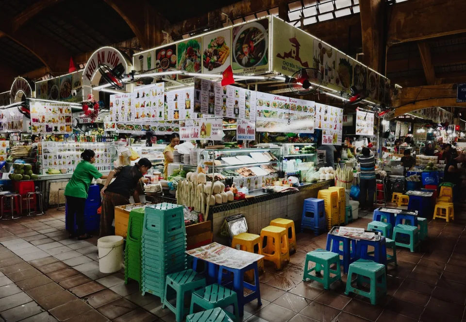 Bàn ăn tại Café Sách Fly